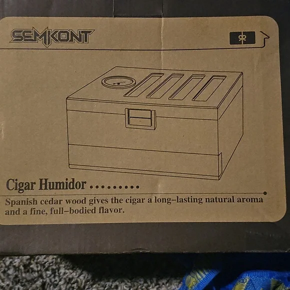 Cigar Humidor Spanish Cedat Wood Featuring Ventage Lock & Accessory Draw - Picture 2 of 3